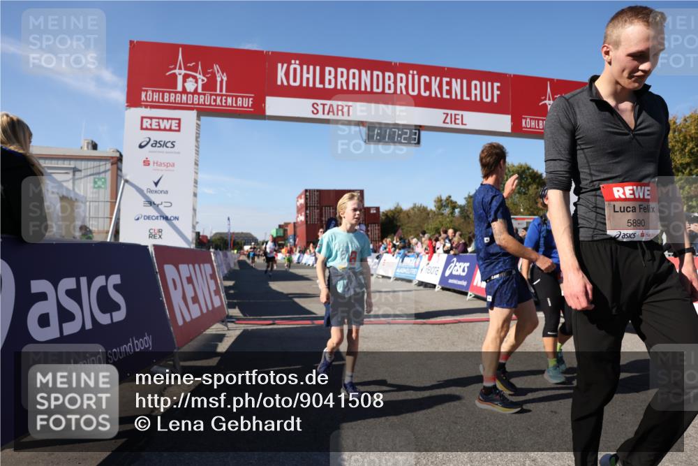 03.10.2025 - Köhlbrandbrückenlauf Lena Gebhardt http://msf.ph/oto/9041508 03.10.2025 13:17:24 Ziel 4404, 4686, 4988, 5007, 5008, 5031, 5429, 5544, 5638, 5642, 5890, 5943, 6069, 6389 meine-sportfotos.de