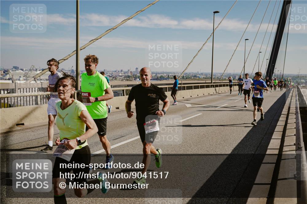 03.10.2025 - Köhlbrandbrückenlauf Michael Burmester http://msf.ph/oto/9041517 03.10.2025 12:22:50 Position 1 4292, 5, 4277, 4275 meine-sportfotos.de