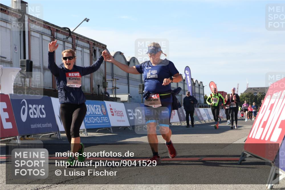 03.10.2025 - Köhlbrandbrückenlauf Luisa Fischer http://msf.ph/oto/9041529 03.10.2025 13:34:24 Ziel 4674, 5207, 5221, 5437, 5693, 5695 meine-sportfotos.de