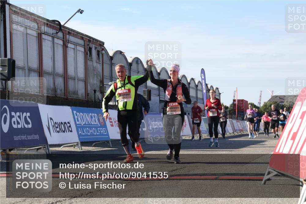 03.10.2025 - Köhlbrandbrückenlauf Luisa Fischer http://msf.ph/oto/9041535 03.10.2025 13:34:29 Ziel 4702, 4754, 5207, 5221, 5390, 5437, 5693, 5695 meine-sportfotos.de