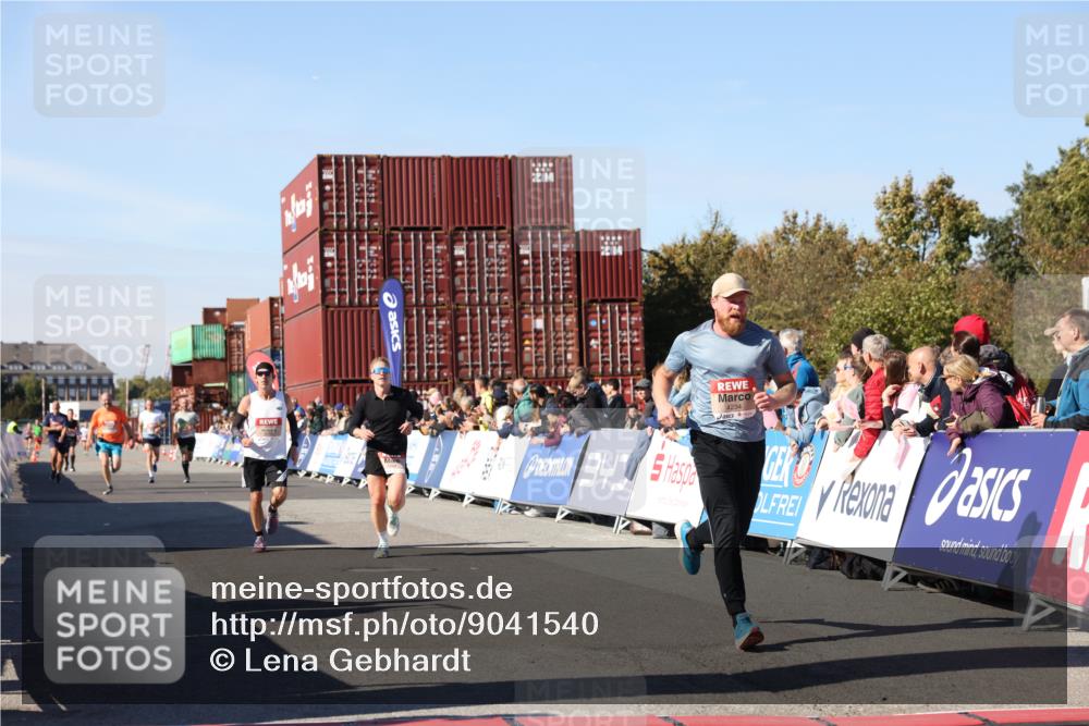 03.10.2025 - Köhlbrandbrückenlauf Lena Gebhardt http://msf.ph/oto/9041540 03.10.2025 12:58:08 Ziel 4234, 4248, 4394, 6518, 6519, 6520, 6715, 6718 meine-sportfotos.de