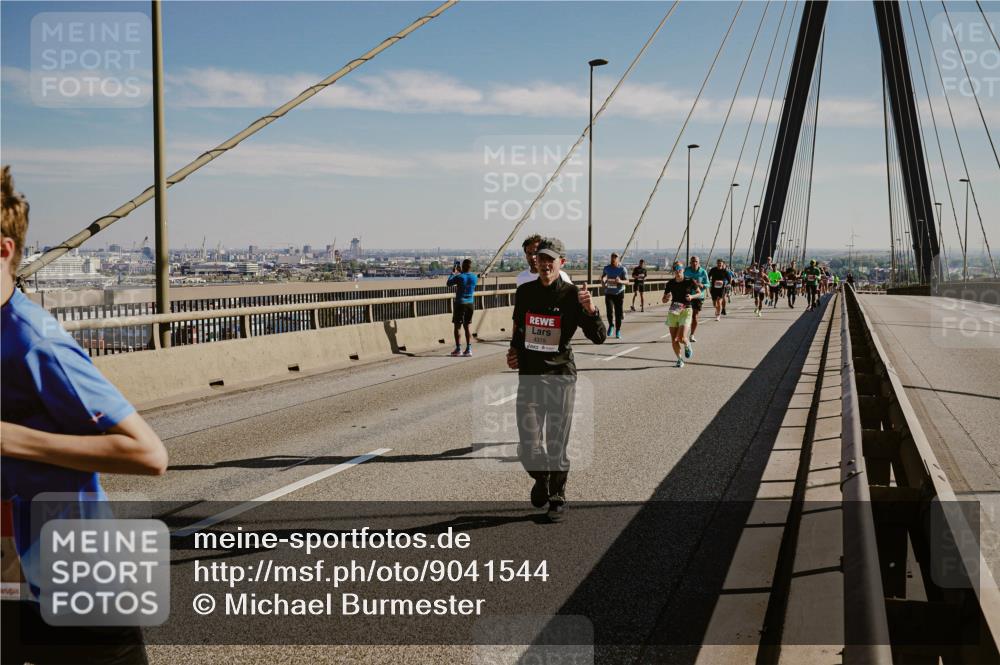 03.10.2025 - Köhlbrandbrückenlauf Michael Burmester http://msf.ph/oto/9041544 03.10.2025 12:22:53 Position 1 4319 meine-sportfotos.de