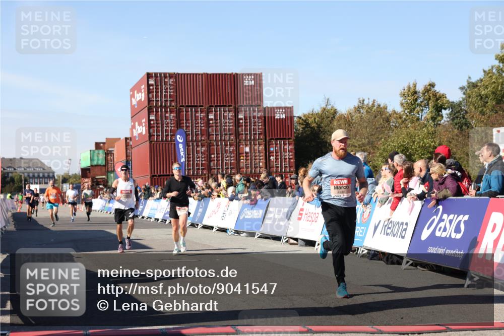 03.10.2025 - Köhlbrandbrückenlauf Lena Gebhardt http://msf.ph/oto/9041547 03.10.2025 12:58:08 Ziel 4234, 4248, 4394, 6518, 6519, 6520, 6715, 6718 meine-sportfotos.de