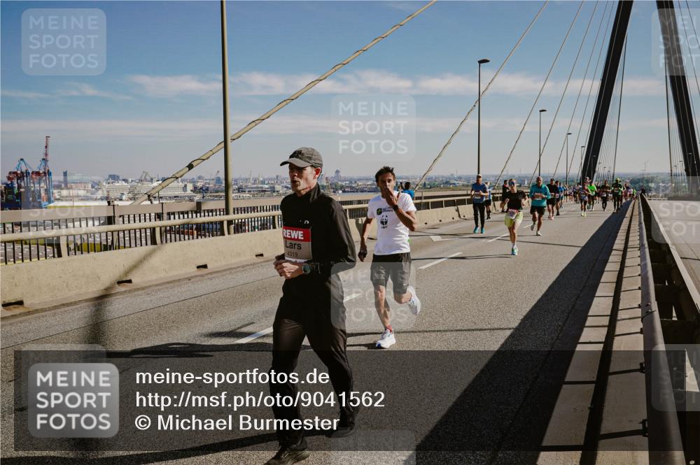 03.10.2025 - Köhlbrandbrückenlauf Michael Burmester http://msf.ph/oto/9041562 03.10.2025 12:22:54 Position 1 4319 meine-sportfotos.de