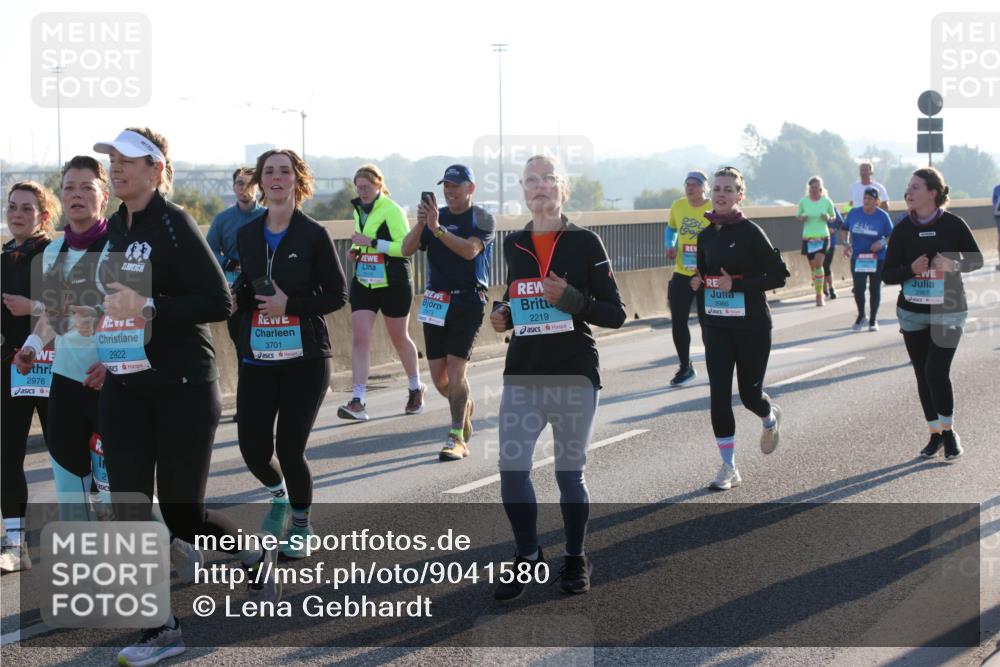 03.10.2025 - Köhlbrandbrückenlauf Lena Gebhardt http://msf.ph/oto/9041580 03.10.2025 09:25:39 Position 1 2976, 2922, 3701, 2219, 2966 meine-sportfotos.de