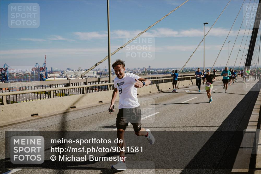 03.10.2025 - Köhlbrandbrückenlauf Michael Burmester http://msf.ph/oto/9041581 03.10.2025 12:22:54 Position 1  meine-sportfotos.de