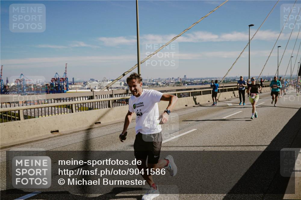 03.10.2025 - Köhlbrandbrückenlauf Michael Burmester http://msf.ph/oto/9041586 03.10.2025 12:22:55 Position 1  meine-sportfotos.de