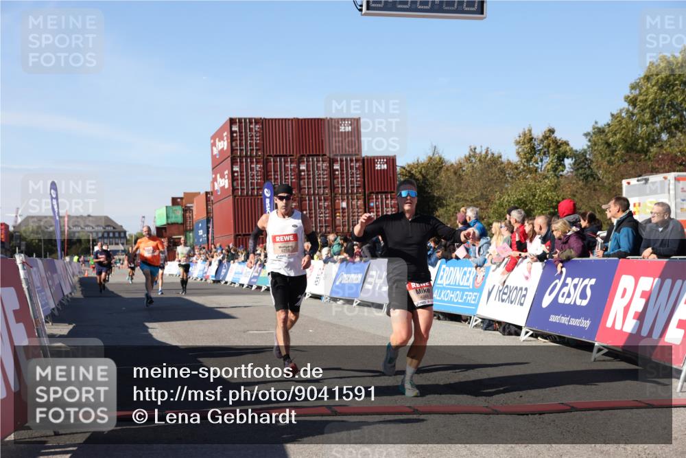 03.10.2025 - Köhlbrandbrückenlauf Lena Gebhardt http://msf.ph/oto/9041591 03.10.2025 12:58:11 Ziel 4234, 4248, 4394, 6152, 6715, 6717, 6718 meine-sportfotos.de