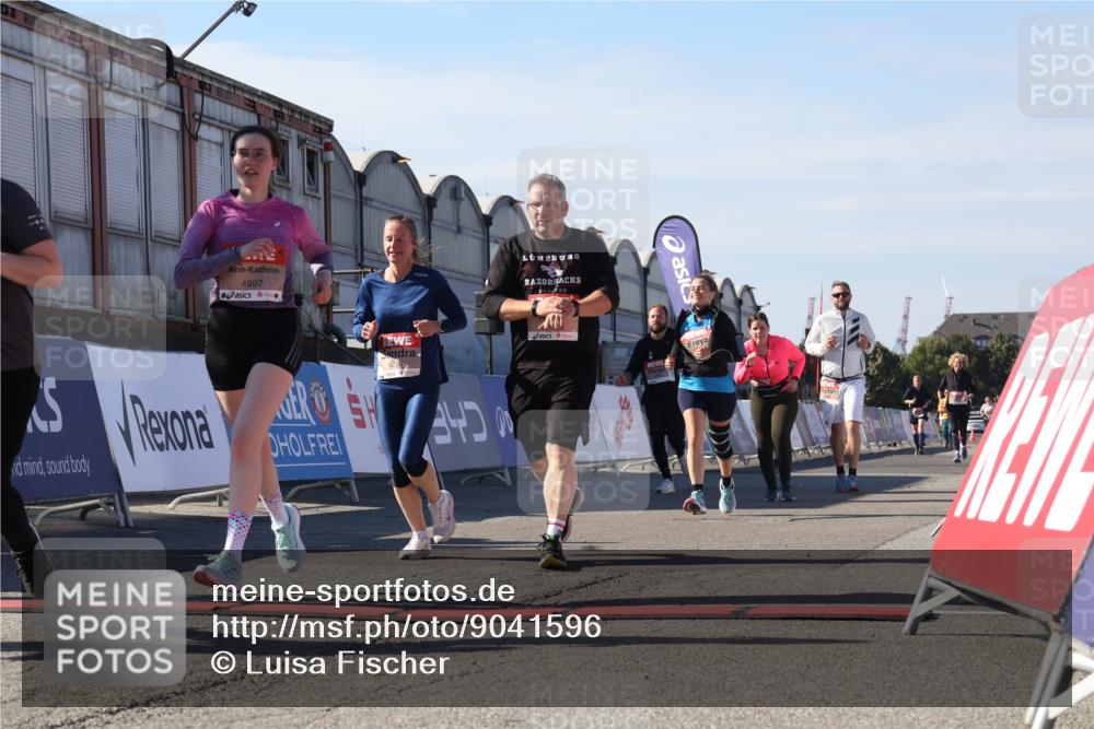03.10.2025 - Köhlbrandbrückenlauf Luisa Fischer http://msf.ph/oto/9041596 03.10.2025 13:34:38 Ziel 4112, 4498, 4702, 4754, 4767, 4997, 5390, 5407, 5465, 6289, 6290, 6486 meine-sportfotos.de