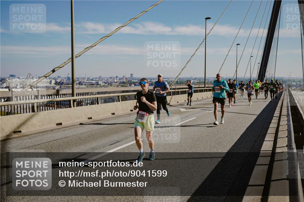 03.10.2025 - Köhlbrandbrückenlauf Michael Burmester http://msf.ph/oto/9041599 03.10.2025 12:22:56 Position 1  meine-sportfotos.de