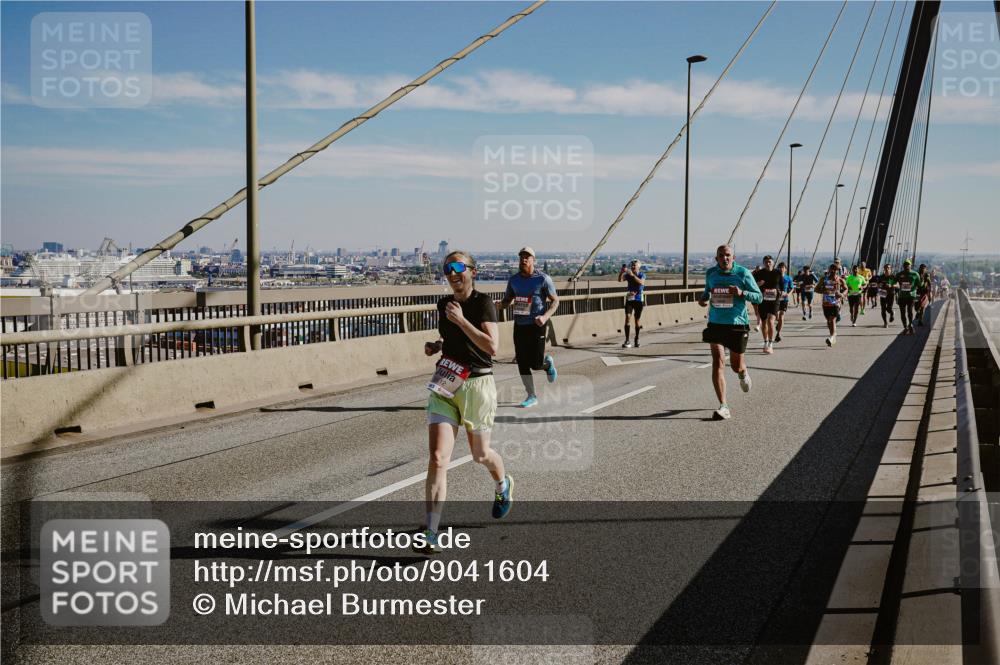 03.10.2025 - Köhlbrandbrückenlauf Michael Burmester http://msf.ph/oto/9041604 03.10.2025 12:22:56 Position 1  meine-sportfotos.de