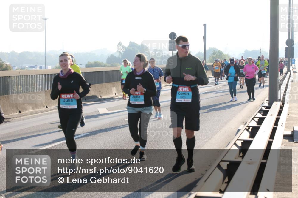 03.10.2025 - Köhlbrandbrückenlauf Lena Gebhardt http://msf.ph/oto/9041620 03.10.2025 09:25:40 Position 1 2966, 2967, 2965 meine-sportfotos.de