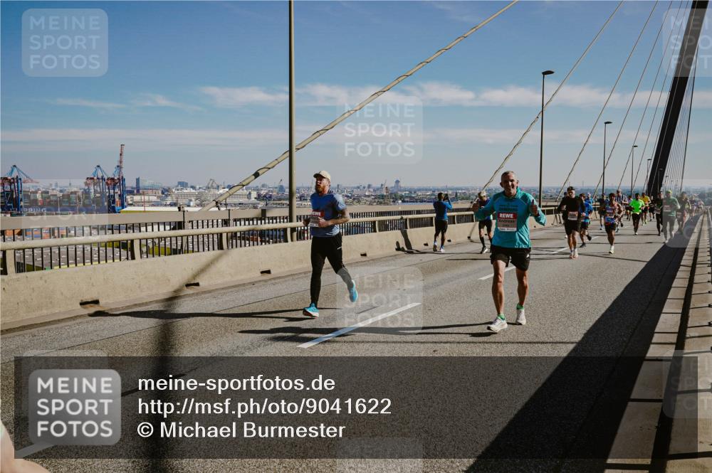 03.10.2025 - Köhlbrandbrückenlauf Michael Burmester http://msf.ph/oto/9041622 03.10.2025 12:22:58 Position 1  meine-sportfotos.de