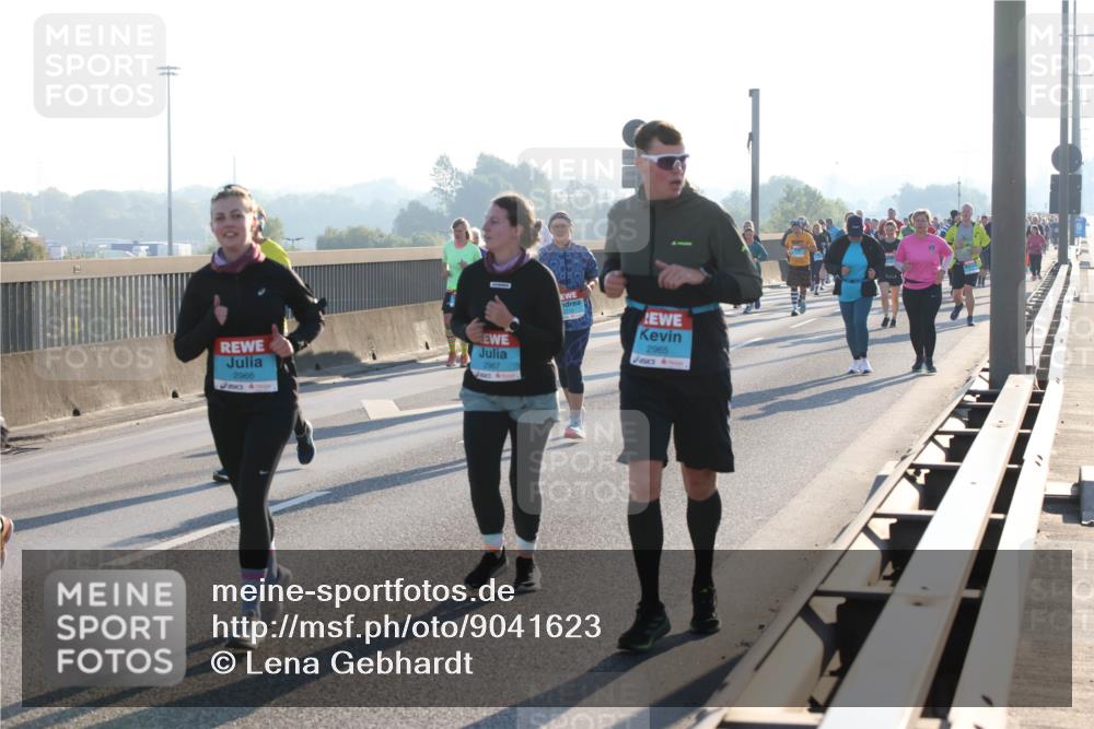 03.10.2025 - Köhlbrandbrückenlauf Lena Gebhardt http://msf.ph/oto/9041623 03.10.2025 09:25:40 Position 1 2966, 2967, 2965 meine-sportfotos.de