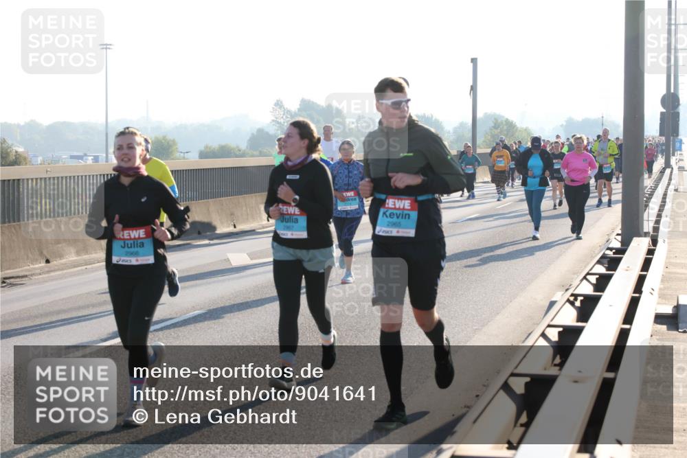 03.10.2025 - Köhlbrandbrückenlauf Lena Gebhardt http://msf.ph/oto/9041641 03.10.2025 09:25:40 Position 1 2966, 2967, 2965 meine-sportfotos.de