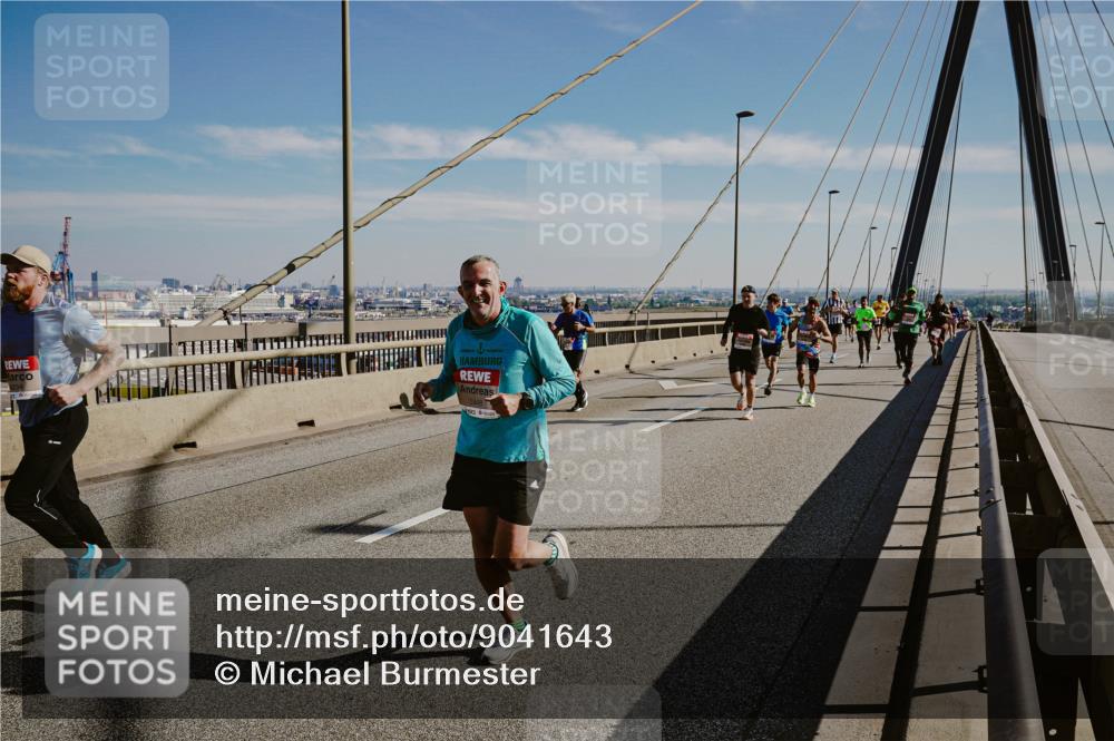 03.10.2025 - Köhlbrandbrückenlauf Michael Burmester http://msf.ph/oto/9041643 03.10.2025 12:22:59 Position 1  meine-sportfotos.de