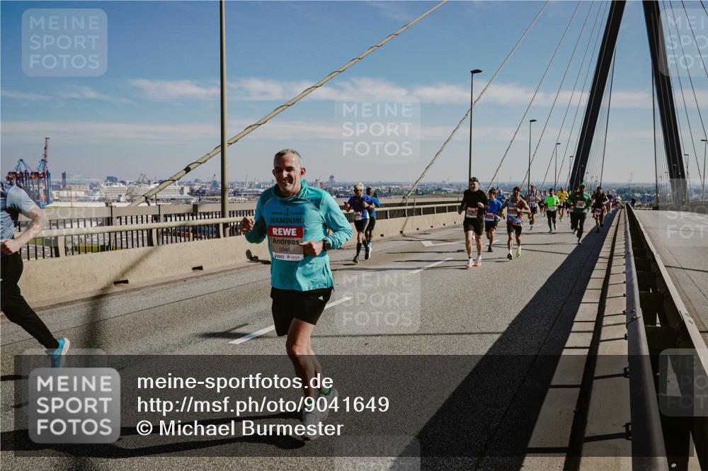 03.10.2025 - Köhlbrandbrückenlauf Michael Burmester http://msf.ph/oto/9041649 03.10.2025 12:22:59 Position 1 5948 meine-sportfotos.de