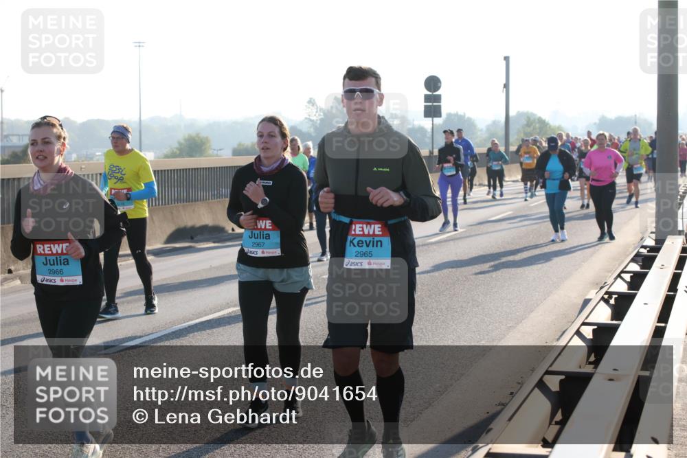03.10.2025 - Köhlbrandbrückenlauf Lena Gebhardt http://msf.ph/oto/9041654 03.10.2025 09:25:41 Position 1 2966, 2967, 2965 meine-sportfotos.de