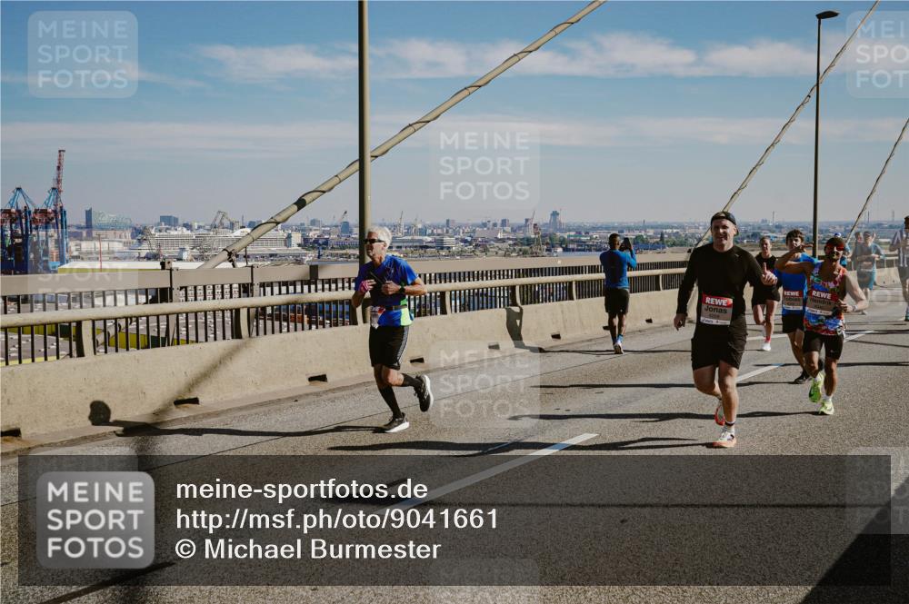 03.10.2025 - Köhlbrandbrückenlauf Michael Burmester http://msf.ph/oto/9041661 03.10.2025 12:23:00 Position 1  meine-sportfotos.de