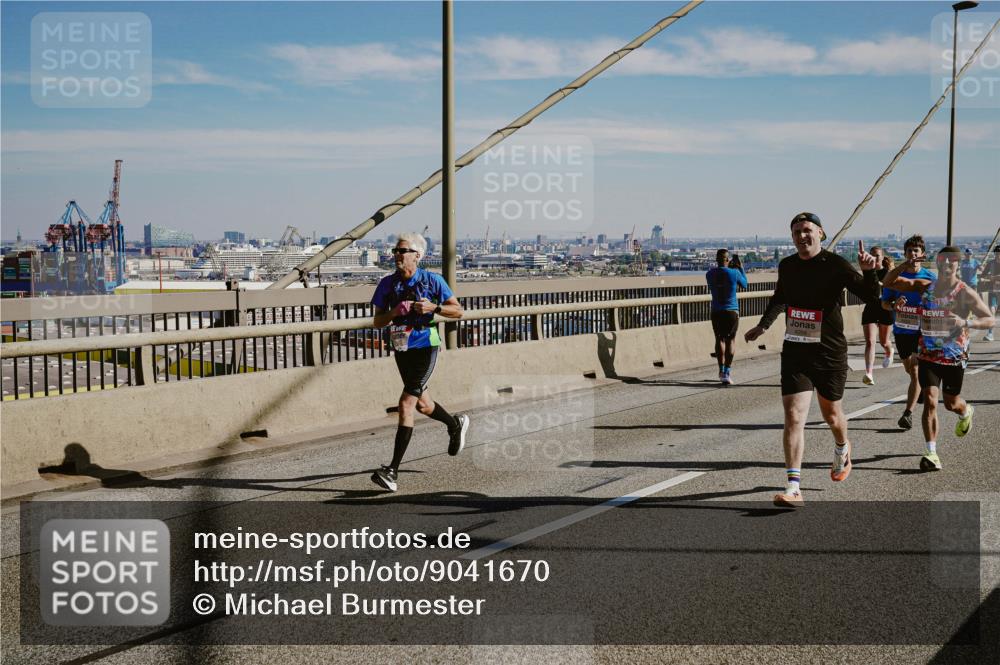 03.10.2025 - Köhlbrandbrückenlauf Michael Burmester http://msf.ph/oto/9041670 03.10.2025 12:23:00 Position 1  meine-sportfotos.de