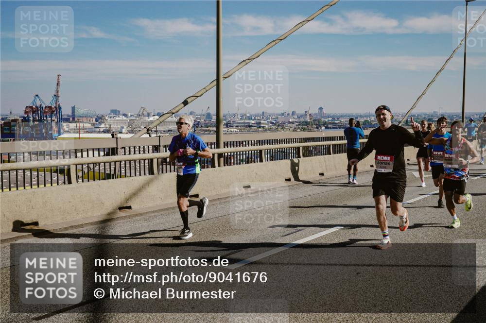 03.10.2025 - Köhlbrandbrückenlauf Michael Burmester http://msf.ph/oto/9041676 03.10.2025 12:23:00 Position 1  meine-sportfotos.de