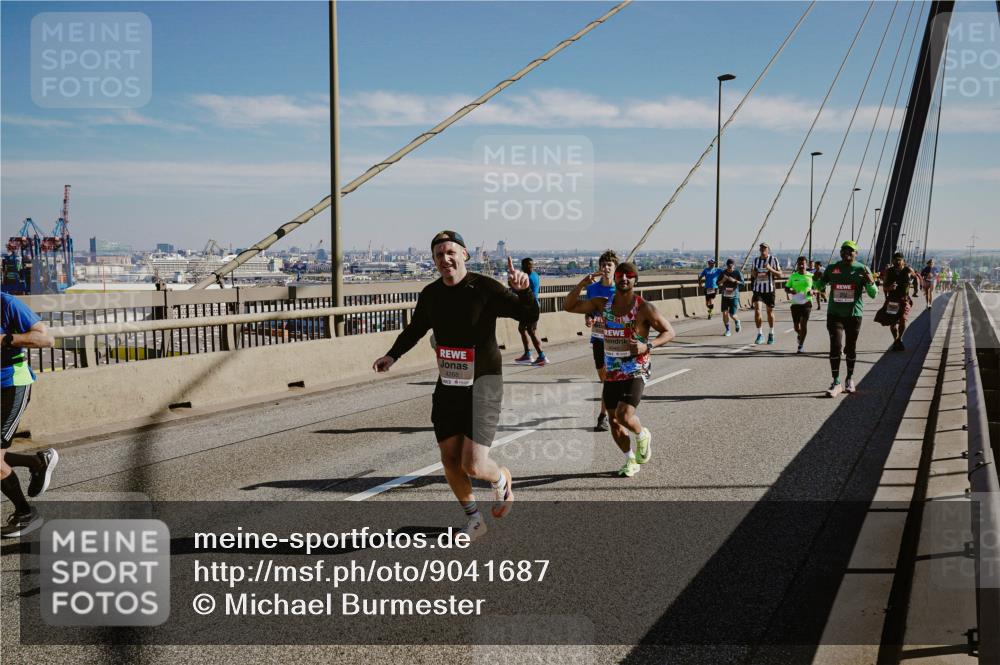 03.10.2025 - Köhlbrandbrückenlauf Michael Burmester http://msf.ph/oto/9041687 03.10.2025 12:23:01 Position 1  meine-sportfotos.de