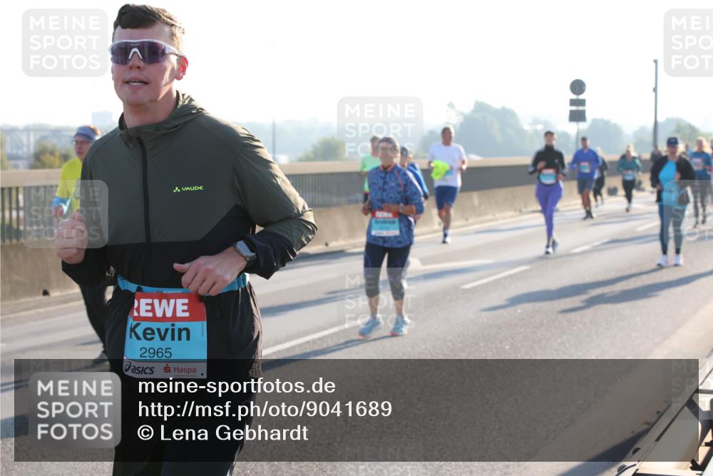 03.10.2025 - Köhlbrandbrückenlauf Lena Gebhardt http://msf.ph/oto/9041689 03.10.2025 09:25:42 Position 1 5303, 2965 meine-sportfotos.de