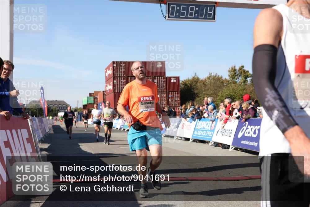 03.10.2025 - Köhlbrandbrückenlauf Lena Gebhardt http://msf.ph/oto/9041691 03.10.2025 12:58:14 Ziel 4099, 4234, 4248, 4394, 6152, 6715, 6717, 6718, 6732 meine-sportfotos.de