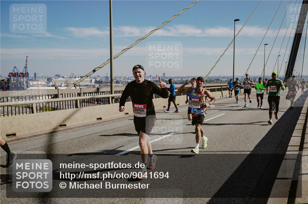 03.10.2025 - Köhlbrandbrückenlauf Michael Burmester http://msf.ph/oto/9041694 03.10.2025 12:23:01 Position 1 4268 meine-sportfotos.de