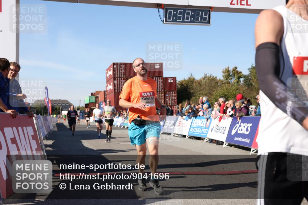 03.10.2025 - Köhlbrandbrückenlauf Lena Gebhardt http://msf.ph/oto/9041696 03.10.2025 12:58:15 Ziel 4083, 4099, 4234, 4248, 4394, 6152, 6717, 6718, 6732 meine-sportfotos.de