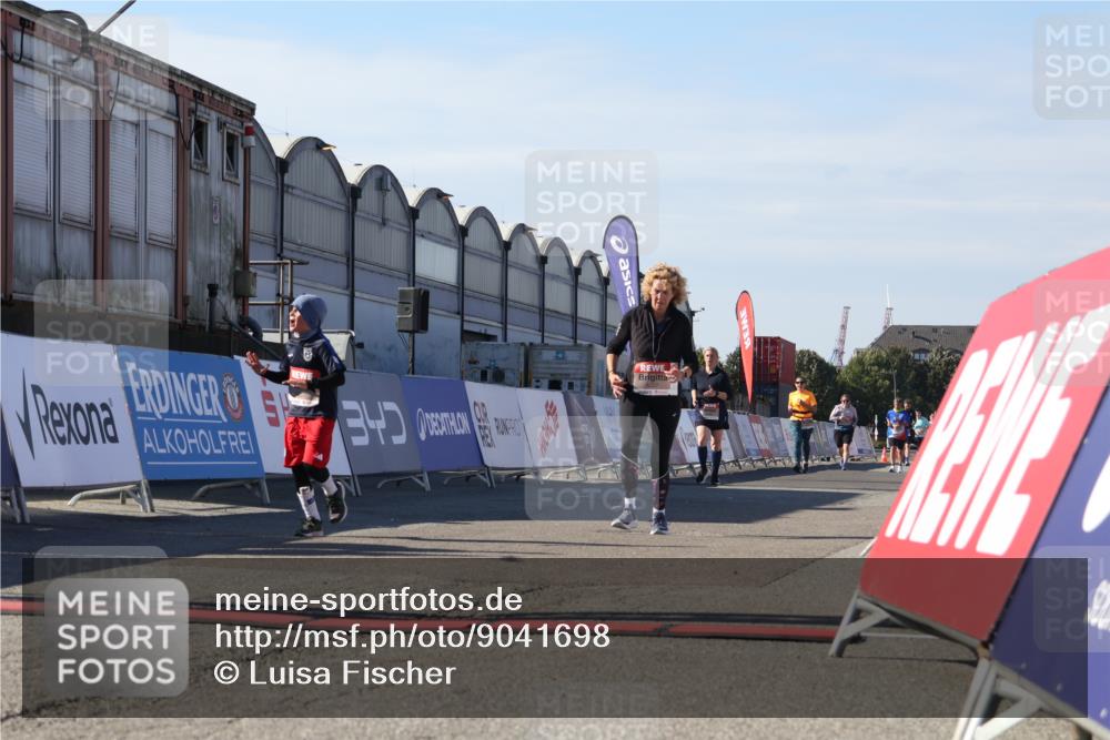 03.10.2025 - Köhlbrandbrückenlauf Luisa Fischer http://msf.ph/oto/9041698 03.10.2025 13:34:47 Ziel 4112, 4498, 4767, 4997, 5227, 5407, 5465, 6196, 6289, 6290, 6357, 6486 meine-sportfotos.de