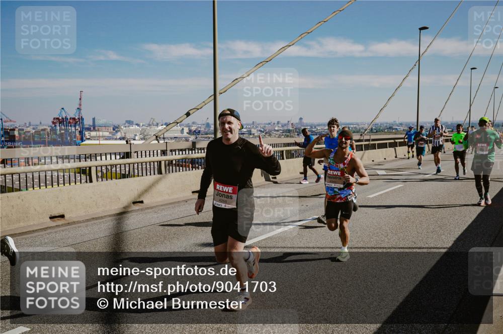 03.10.2025 - Köhlbrandbrückenlauf Michael Burmester http://msf.ph/oto/9041703 03.10.2025 12:23:01 Position 1 4268 meine-sportfotos.de
