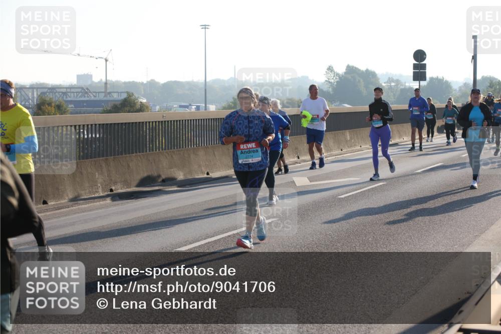 03.10.2025 - Köhlbrandbrückenlauf Lena Gebhardt http://msf.ph/oto/9041706 03.10.2025 09:25:42 Position 1 2774 meine-sportfotos.de