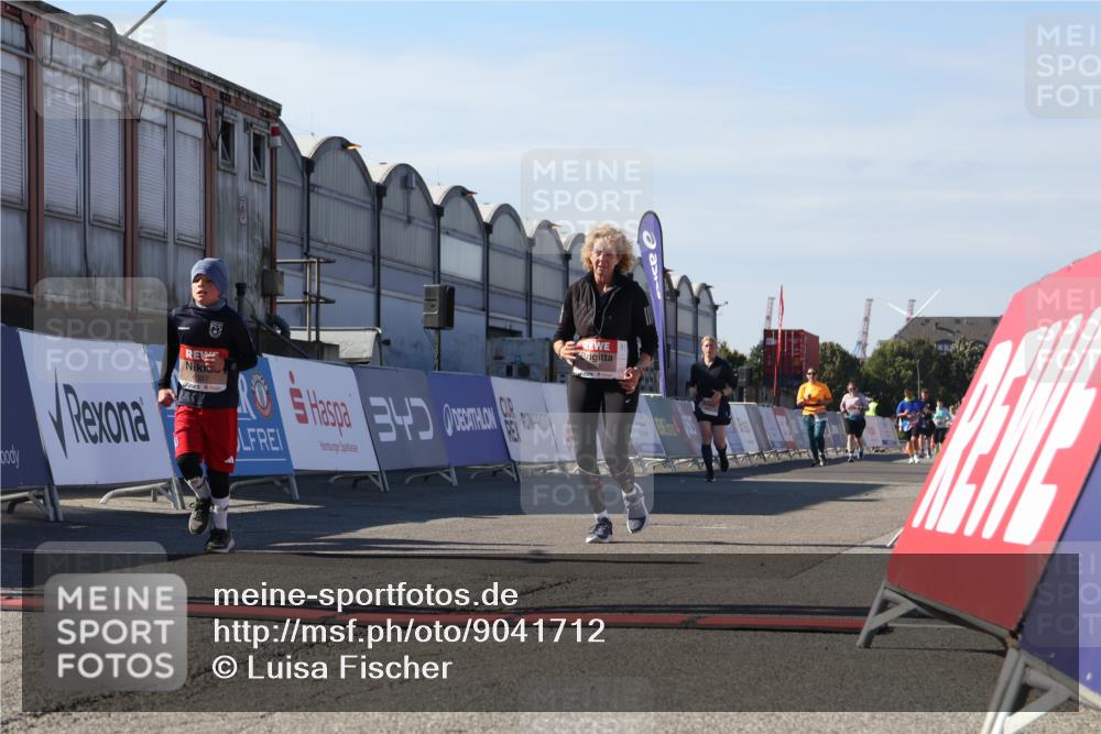 03.10.2025 - Köhlbrandbrückenlauf Luisa Fischer http://msf.ph/oto/9041712 03.10.2025 13:34:48 Ziel 4112, 4498, 4767, 4997, 5227, 5407, 5465, 6196, 6289, 6290, 6357, 6486 meine-sportfotos.de