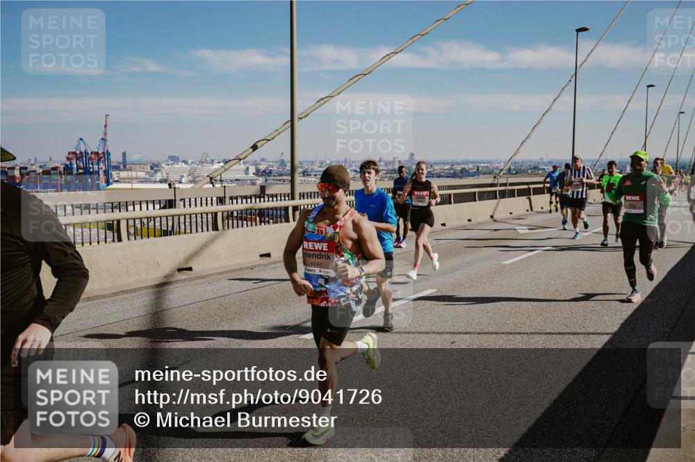03.10.2025 - Köhlbrandbrückenlauf Michael Burmester http://msf.ph/oto/9041726 03.10.2025 12:23:02 Position 1 4940 meine-sportfotos.de