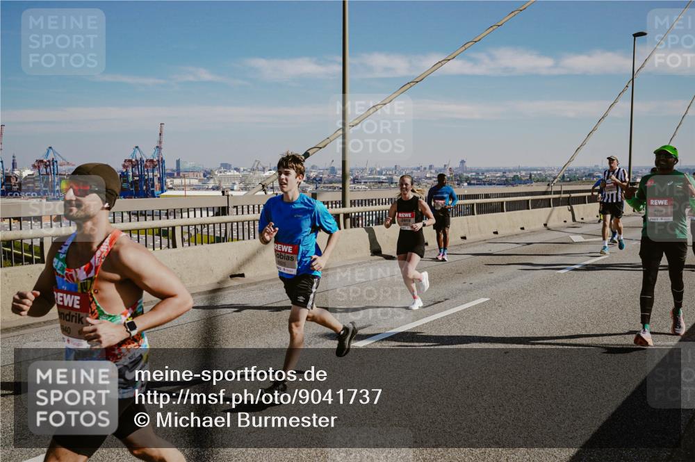03.10.2025 - Köhlbrandbrückenlauf Michael Burmester http://msf.ph/oto/9041737 03.10.2025 12:23:03 Position 1 940, 6525 meine-sportfotos.de