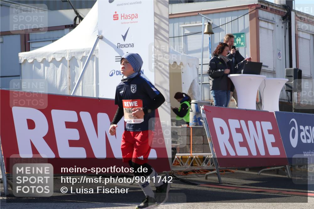 03.10.2025 - Köhlbrandbrückenlauf Luisa Fischer http://msf.ph/oto/9041742 03.10.2025 13:34:51 Ziel 4112, 4498, 4767, 5227, 5465, 6196, 6357, 6434 meine-sportfotos.de