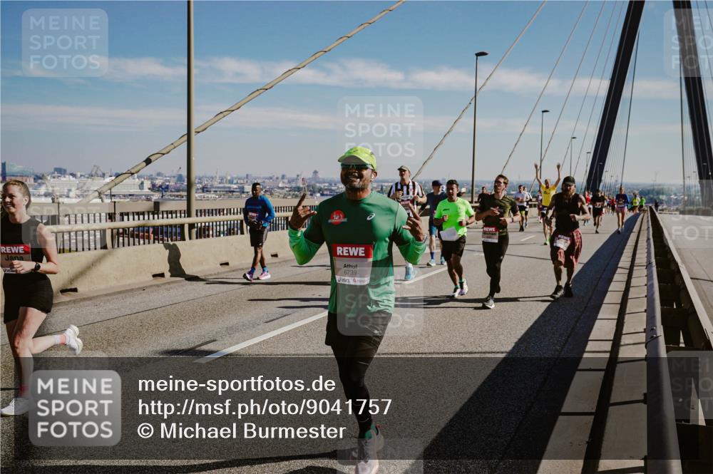 03.10.2025 - Köhlbrandbrückenlauf Michael Burmester http://msf.ph/oto/9041757 03.10.2025 12:23:04 Position 1 6739 meine-sportfotos.de