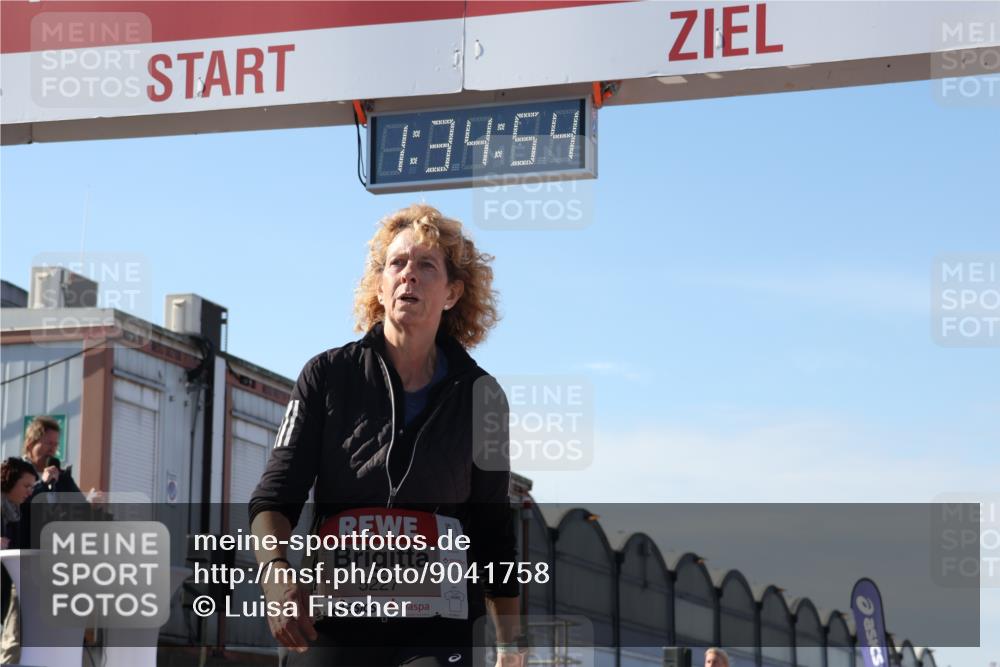 03.10.2025 - Köhlbrandbrückenlauf Luisa Fischer http://msf.ph/oto/9041758 03.10.2025 13:34:53 Ziel 4112, 4498, 4767, 5227, 6196, 6357, 6434 meine-sportfotos.de