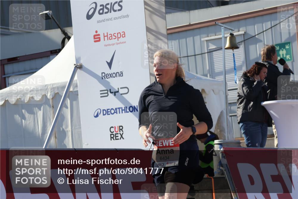 03.10.2025 - Köhlbrandbrückenlauf Luisa Fischer http://msf.ph/oto/9041777 03.10.2025 13:34:58 Ziel 5227, 5604, 6357, 6434 meine-sportfotos.de