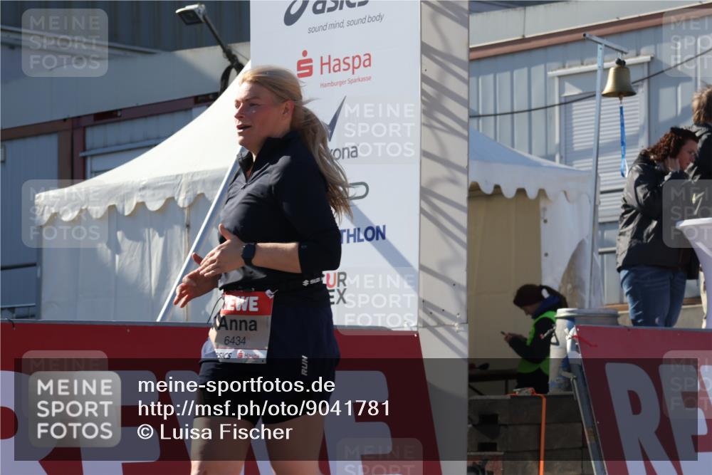 03.10.2025 - Köhlbrandbrückenlauf Luisa Fischer http://msf.ph/oto/9041781 03.10.2025 13:34:58 Ziel 5227, 5604, 6357, 6434 meine-sportfotos.de