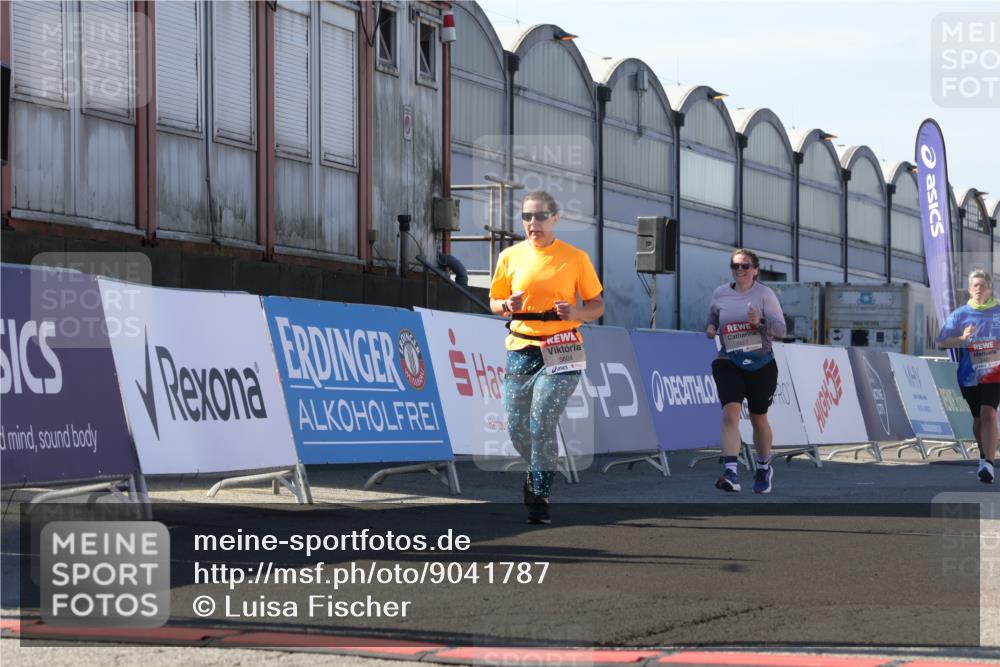 03.10.2025 - Köhlbrandbrückenlauf Luisa Fischer http://msf.ph/oto/9041787 03.10.2025 13:35:00 Ziel 5227, 5557, 5604, 6357, 6434 meine-sportfotos.de