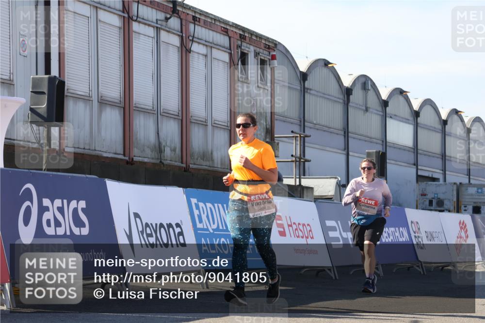 03.10.2025 - Köhlbrandbrückenlauf Luisa Fischer http://msf.ph/oto/9041805 03.10.2025 13:35:01 Ziel 5227, 5427, 5557, 5604, 6434 meine-sportfotos.de