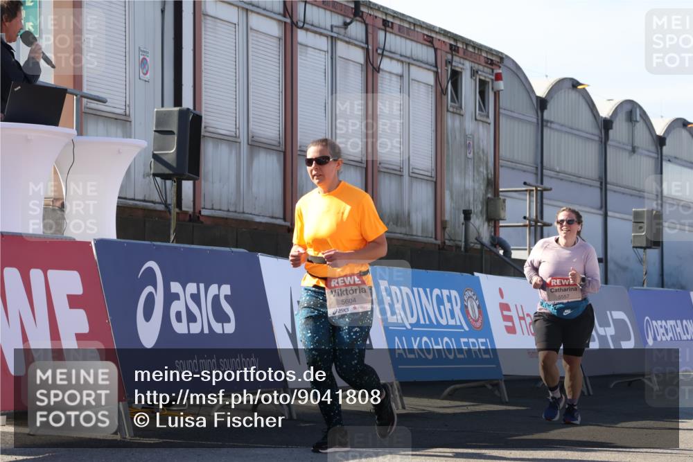 03.10.2025 - Köhlbrandbrückenlauf Luisa Fischer http://msf.ph/oto/9041808 03.10.2025 13:35:02 Ziel 5427, 5557, 5604, 6434 meine-sportfotos.de