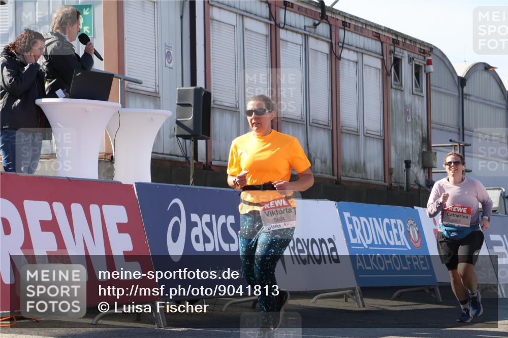 03.10.2025 - Köhlbrandbrückenlauf Luisa Fischer http://msf.ph/oto/9041813 03.10.2025 13:35:02 Ziel 5427, 5557, 5604, 6434 meine-sportfotos.de