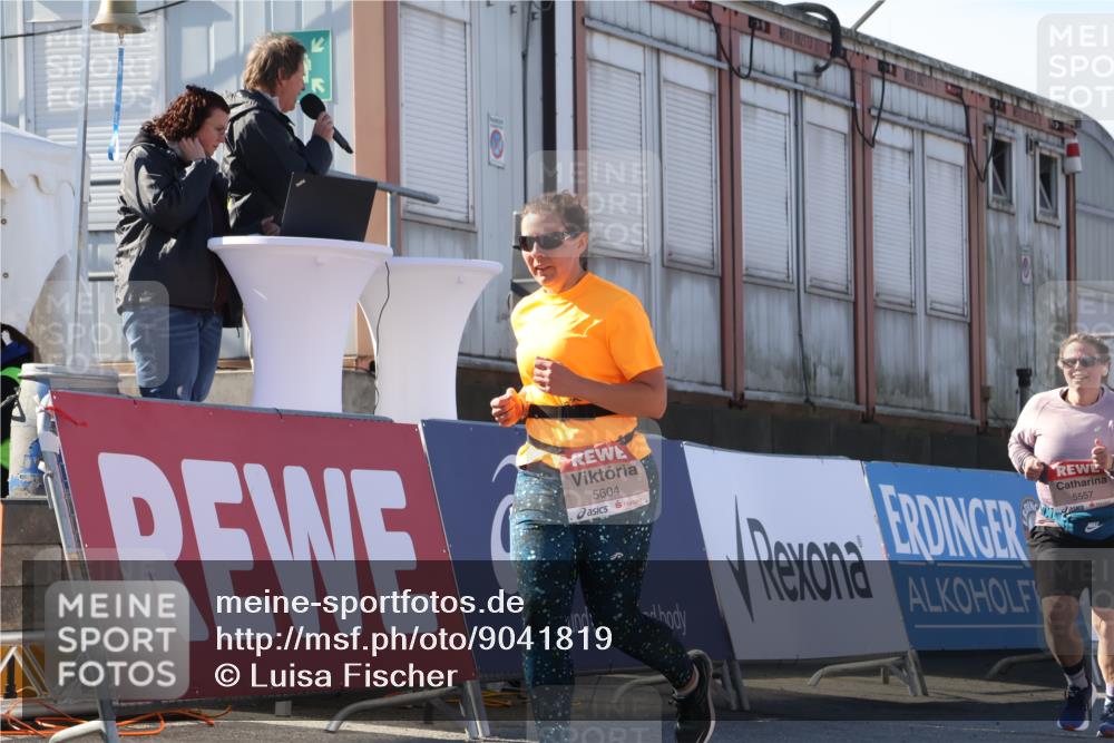 03.10.2025 - Köhlbrandbrückenlauf Luisa Fischer http://msf.ph/oto/9041819 03.10.2025 13:35:02 Ziel 5427, 5557, 5604, 6434 meine-sportfotos.de