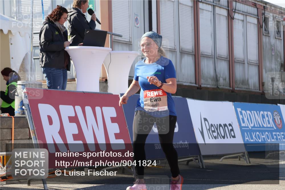 03.10.2025 - Köhlbrandbrückenlauf Luisa Fischer http://msf.ph/oto/9041824 03.10.2025 13:35:08 Ziel 5360, 5427, 5557, 5604, 6265 meine-sportfotos.de