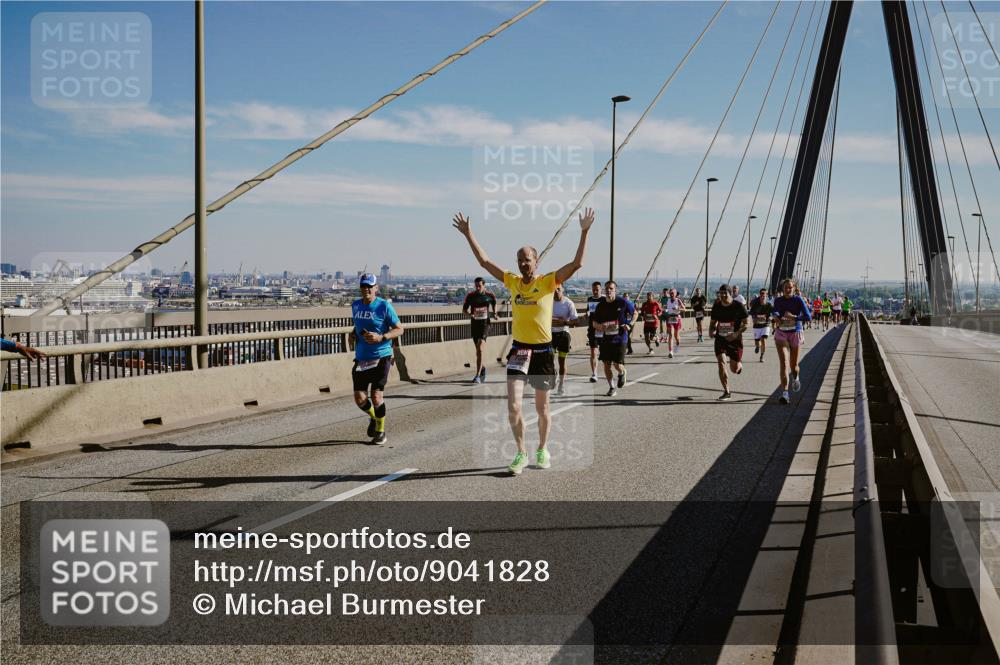 03.10.2025 - Köhlbrandbrückenlauf Michael Burmester http://msf.ph/oto/9041828 03.10.2025 12:23:08 Position 1  meine-sportfotos.de