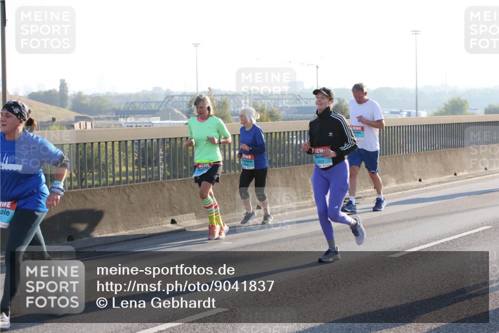 03.10.2025 - Köhlbrandbrückenlauf Lena Gebhardt http://msf.ph/oto/9041837 03.10.2025 09:25:46 Position 1 2524 meine-sportfotos.de