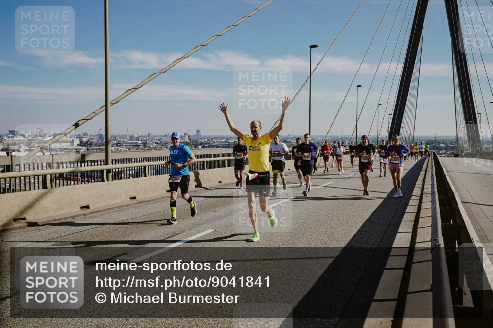 03.10.2025 - Köhlbrandbrückenlauf Michael Burmester http://msf.ph/oto/9041841 03.10.2025 12:23:08 Position 1  meine-sportfotos.de